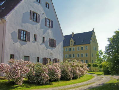Bauernhaus, Schloss im Hintergrund